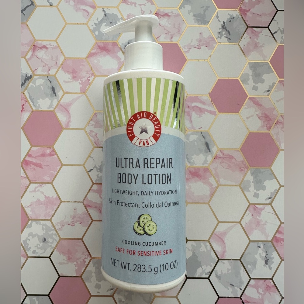 FIRST AID BEAUTY Ultra Repair Body Lotion Cooling Cucumber